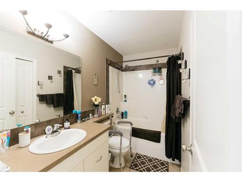 120-50 Lucky Place, Sylvan Lake, AB - Indoor Photo Showing Bathroom