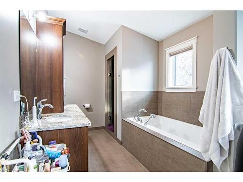 5013 43 Street, Sylvan Lake, AB - Indoor Photo Showing Bathroom