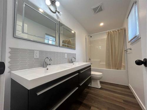 3915 45A Street, Ponoka, AB - Indoor Photo Showing Bathroom