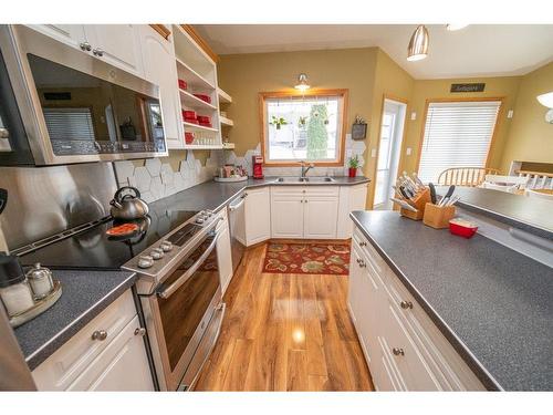 109 Doran Crescent, Red Deer, AB - Indoor Photo Showing Kitchen With Double Sink