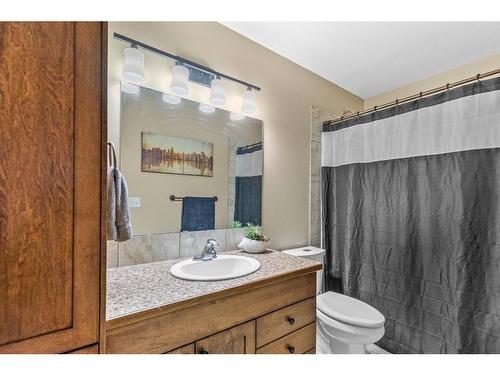 18 Horne Close, Sylvan Lake, AB - Indoor Photo Showing Bathroom