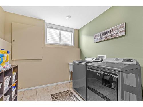 18 Horne Close, Sylvan Lake, AB - Indoor Photo Showing Laundry Room