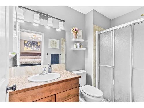 18 Horne Close, Sylvan Lake, AB - Indoor Photo Showing Bathroom