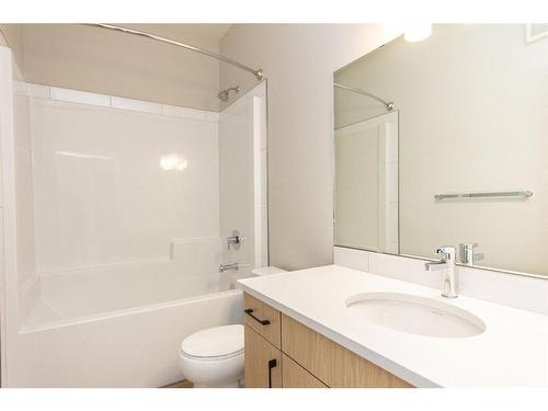 38 Bardwell Way, Sylvan Lake, AB - Indoor Photo Showing Bathroom