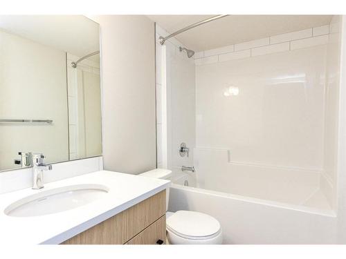 38 Bardwell Way, Sylvan Lake, AB - Indoor Photo Showing Bathroom