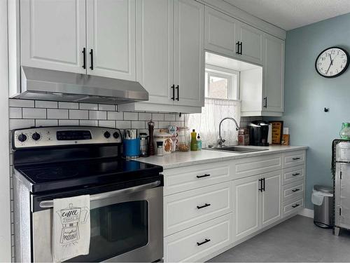 5711 50A Avenue, Stettler, AB - Indoor Photo Showing Kitchen