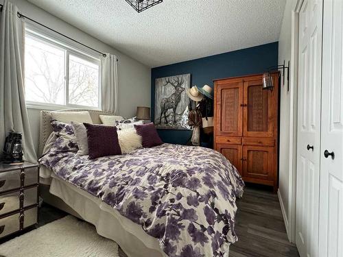 5711 50A Avenue, Stettler, AB - Indoor Photo Showing Bedroom