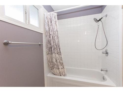 A1-35 Nash Street, Red Deer, AB - Indoor Photo Showing Bathroom