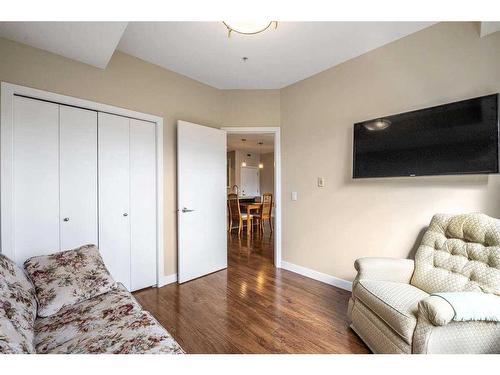 104-4303 1 Street Ne, Calgary, AB - Indoor Photo Showing Living Room