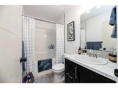 50 Iron Gate Boulevard, Sylvan Lake, AB - Indoor Photo Showing Bathroom