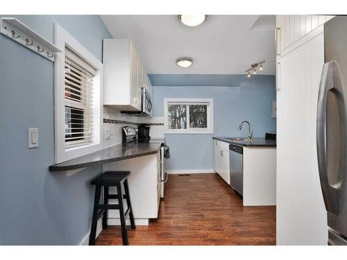5104 50A Avenue, Sylvan Lake, AB - Indoor Photo Showing Kitchen