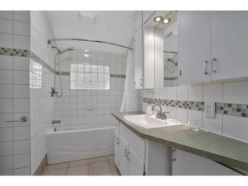 5104 50A Avenue, Sylvan Lake, AB - Indoor Photo Showing Bathroom