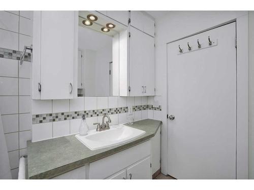 5104 50A Avenue, Sylvan Lake, AB - Indoor Photo Showing Bathroom