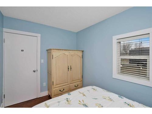 5104 50A Avenue, Sylvan Lake, AB - Indoor Photo Showing Bedroom