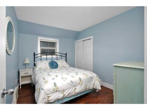 5104 50A Avenue, Sylvan Lake, AB - Indoor Photo Showing Bedroom