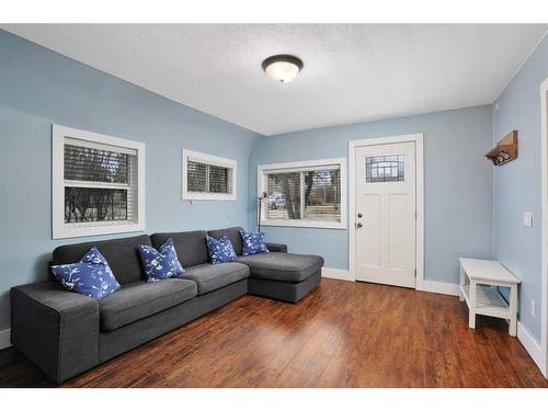 5104 50A Avenue, Sylvan Lake, AB - Indoor Photo Showing Living Room