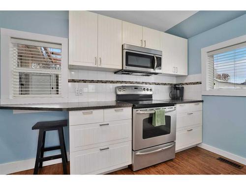 5104 50A Avenue, Sylvan Lake, AB - Indoor Photo Showing Kitchen