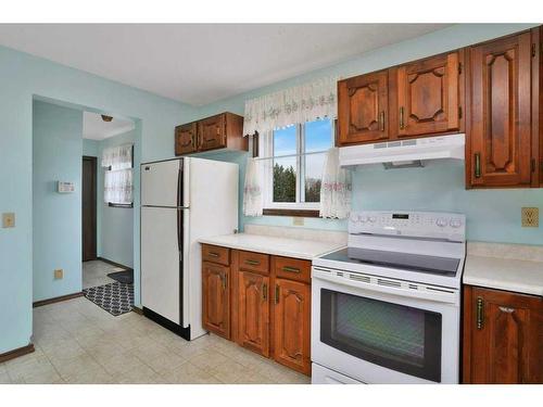 18 50 Avenue, Bluffton, AB - Indoor Photo Showing Kitchen