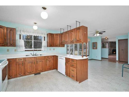 18 50 Avenue, Bluffton, AB - Indoor Photo Showing Kitchen With Double Sink