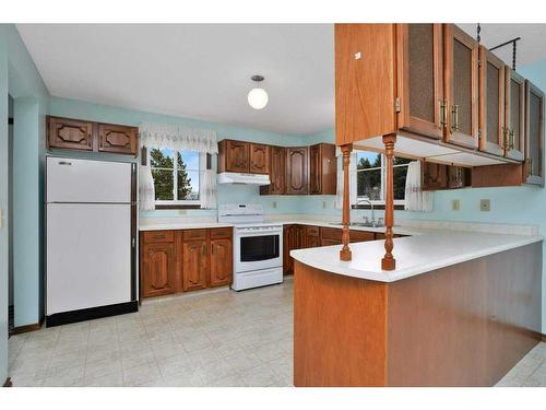 18 50 Avenue, Bluffton, AB - Indoor Photo Showing Kitchen With Double Sink