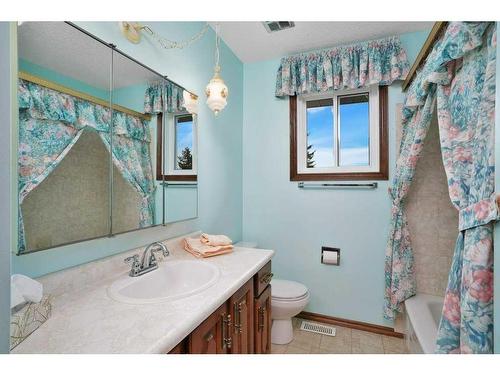 18 50 Avenue, Bluffton, AB - Indoor Photo Showing Bathroom