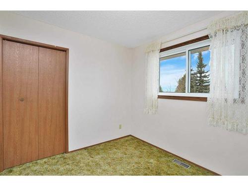 18 50 Avenue, Bluffton, AB - Indoor Photo Showing Other Room