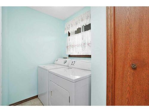 18 50 Avenue, Bluffton, AB - Indoor Photo Showing Laundry Room