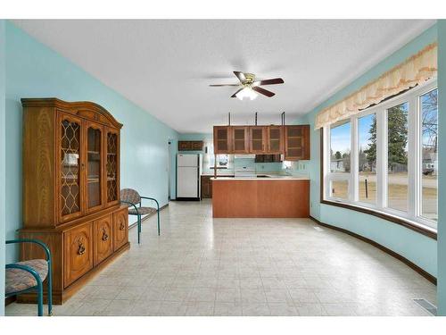 18 50 Avenue, Bluffton, AB - Indoor Photo Showing Kitchen