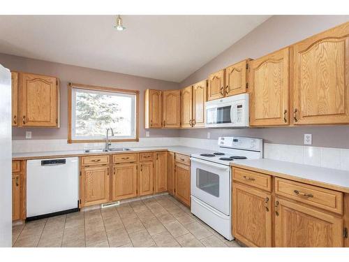 89 Hathaway Lane, Lacombe, AB - Indoor Photo Showing Kitchen With Double Sink