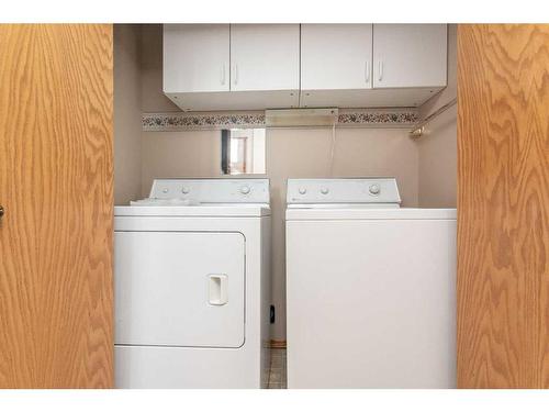 89 Hathaway Lane, Lacombe, AB - Indoor Photo Showing Laundry Room