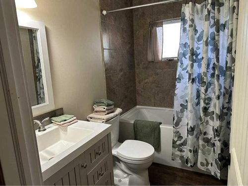 5019 Wilson Street, Blackfalds, AB - Indoor Photo Showing Bathroom