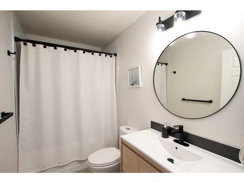 5217 39 Street, Ponoka, AB - Indoor Photo Showing Bathroom