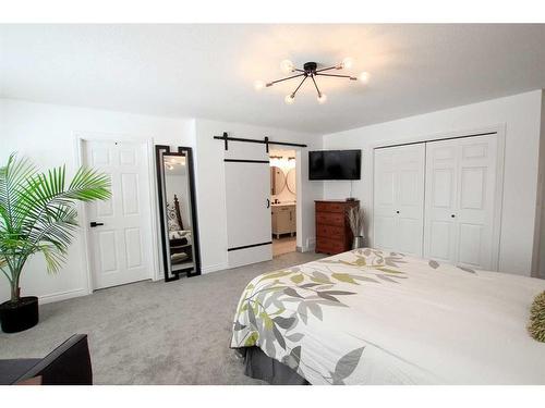 5217 39 Street, Ponoka, AB - Indoor Photo Showing Bedroom