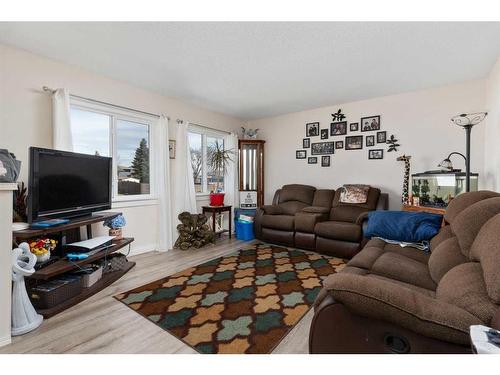 7107 43 Avenue, Camrose, AB - Indoor Photo Showing Living Room