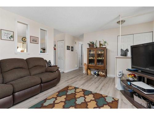 7107 43 Avenue, Camrose, AB - Indoor Photo Showing Living Room