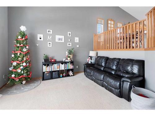 22 Briarwood Crescent, Blackfalds, AB - Indoor Photo Showing Living Room