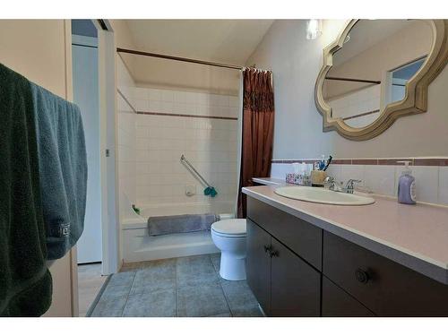 31 Escott Close, Red Deer, AB - Indoor Photo Showing Bathroom