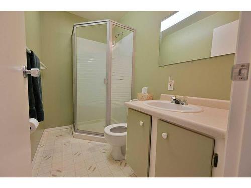 31 Escott Close, Red Deer, AB - Indoor Photo Showing Bathroom