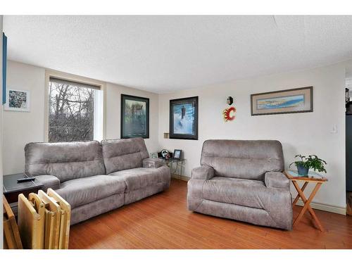 5111 47 Avenue, Sylvan Lake, AB - Indoor Photo Showing Living Room