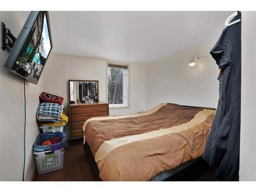 5111 47 Avenue, Sylvan Lake, AB - Indoor Photo Showing Bedroom