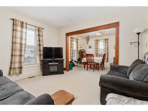 5037 48 Street, Daysland, AB - Indoor Photo Showing Living Room