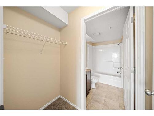 208-3 Broadway Rise, Sylvan Lake, AB - Indoor Photo Showing Bathroom