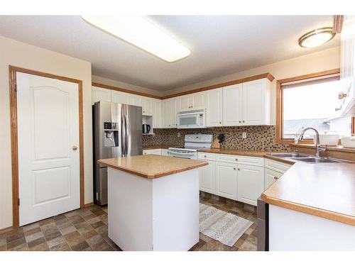 17 Kingston Drive, Red Deer, AB - Indoor Photo Showing Kitchen With Double Sink