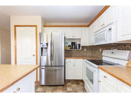 17 Kingston Drive, Red Deer, AB - Indoor Photo Showing Kitchen