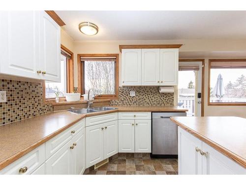 17 Kingston Drive, Red Deer, AB - Indoor Photo Showing Kitchen With Double Sink