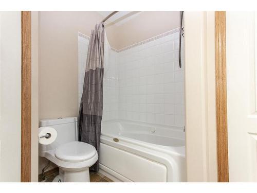 17 Kingston Drive, Red Deer, AB - Indoor Photo Showing Bathroom