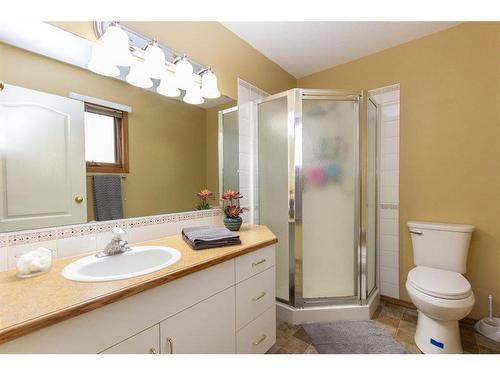 17 Kingston Drive, Red Deer, AB - Indoor Photo Showing Bathroom