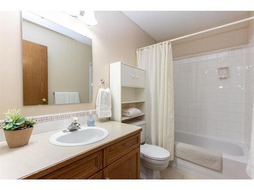 17 Kingston Drive, Red Deer, AB - Indoor Photo Showing Bathroom