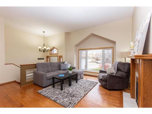 17 Kingston Drive, Red Deer, AB - Indoor Photo Showing Living Room