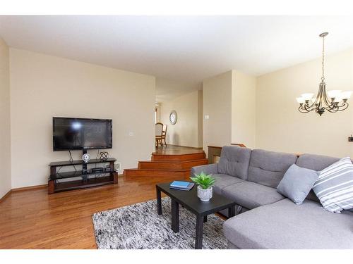 17 Kingston Drive, Red Deer, AB - Indoor Photo Showing Living Room